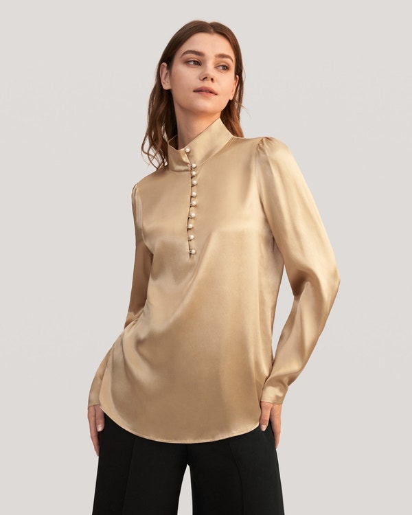 Strechzijden blouse met opstaande kraag en parelknopen