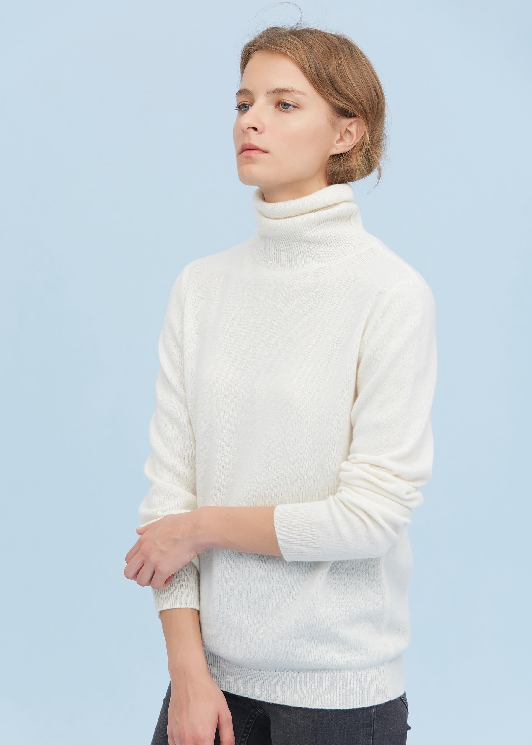 Do you ever dread getting dressed in anything other than lounge wear? Or perhaps you love getting dressed up, but you've gotten how to do it, and you lost total confidence. In this article I want to give you 7 style tips for each day of the week, where you can look stylish and feel comfortable (and guess what, they all include denim)!