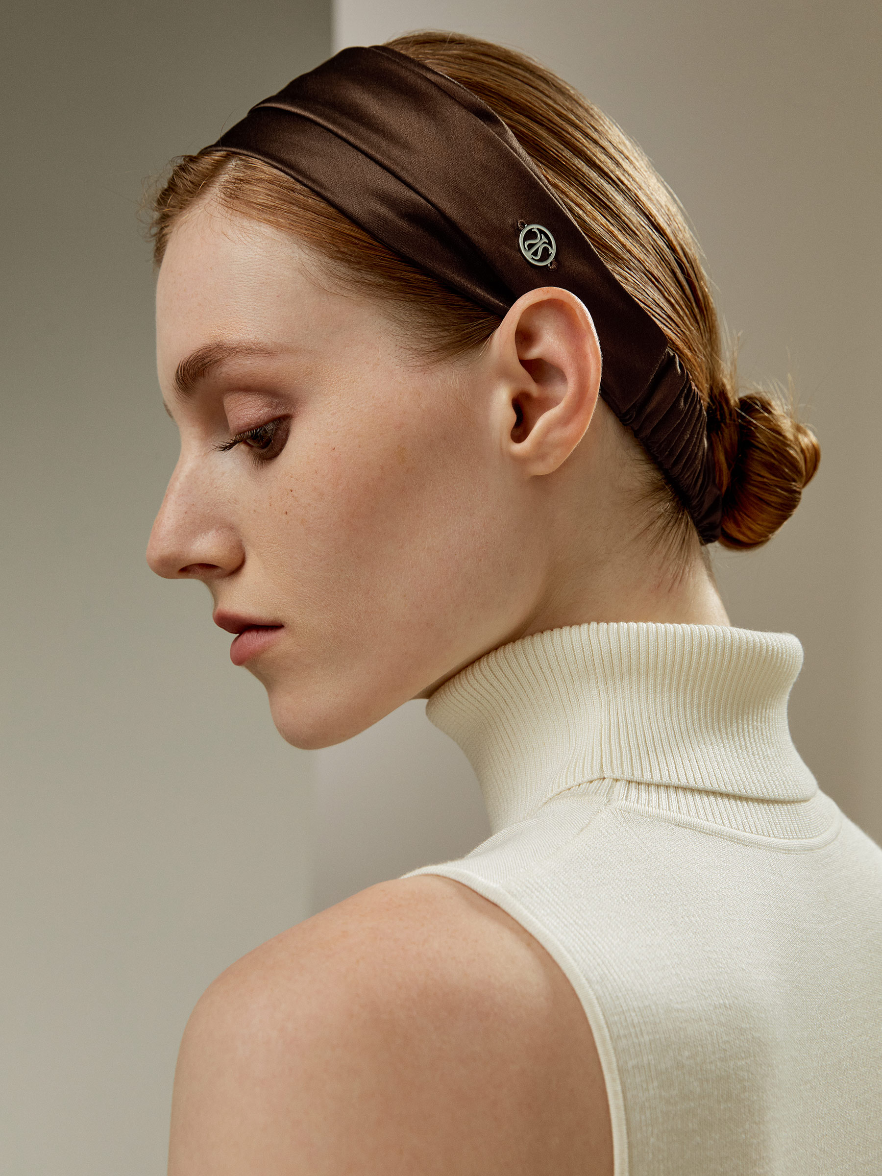 LILYSILK Seide Stirnband Schokolade DE 100% Maulbeerseide Verstellbares Zartes Metalllogo Einheitsgröße