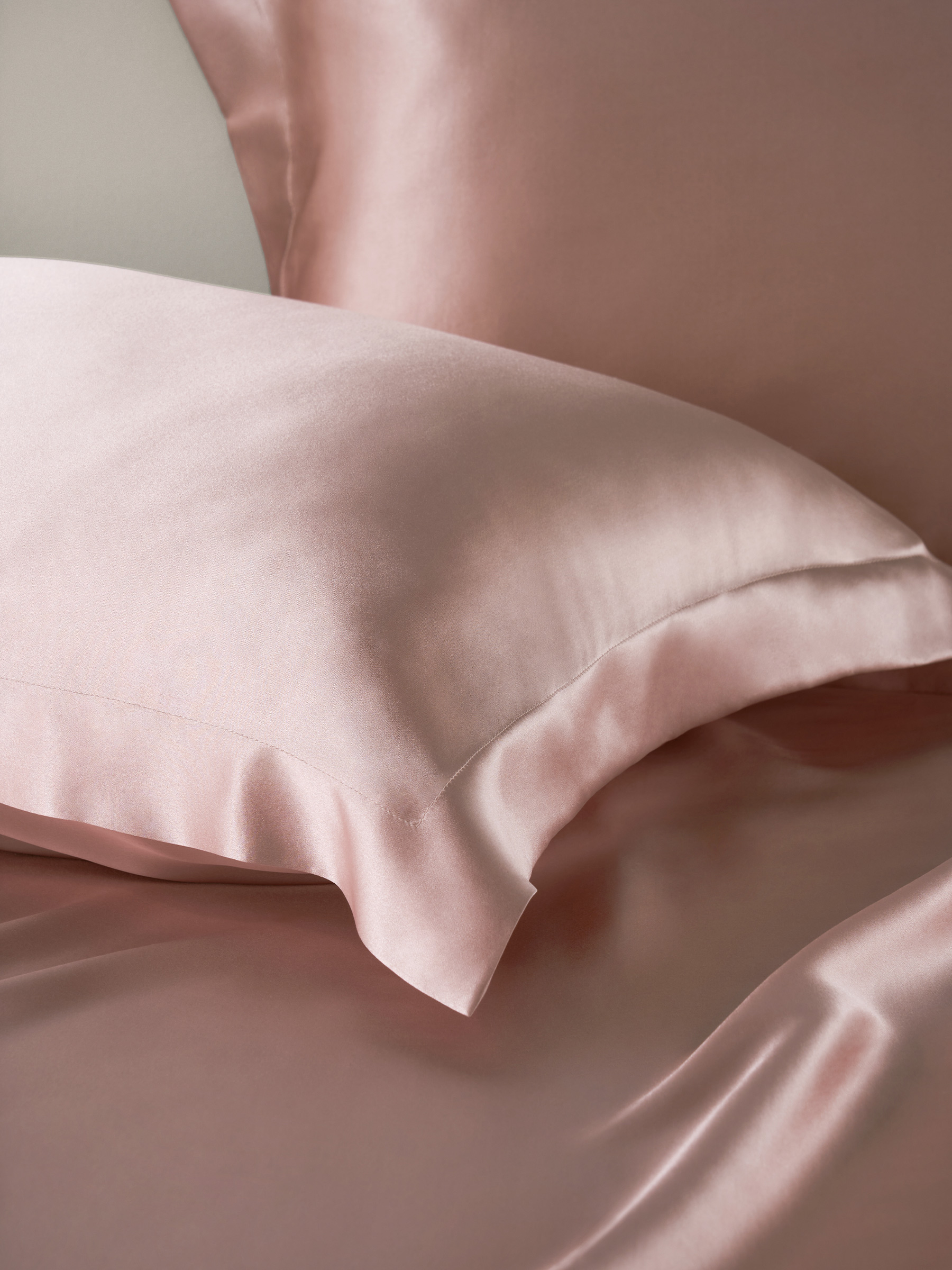 The Satin Pillowcases recommended by top Beauty Experts – Satin Serenity